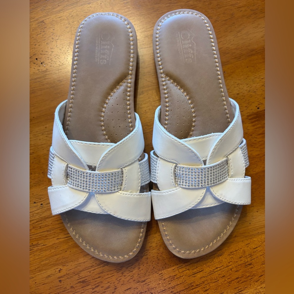 Cliffs by WHITE MOUNTAIN White and Tan Sandals with Bow - Picture 3 of 7